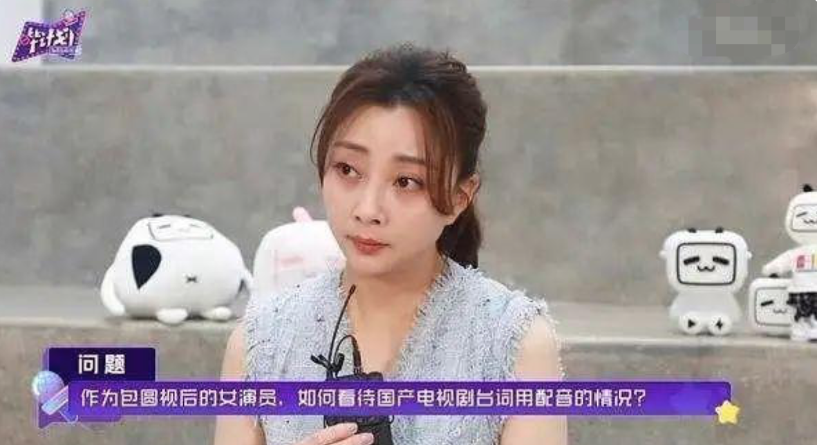 网友偶遇殷桃逛街,独自挑选二手包接地气,被赞身材火辣行事低调