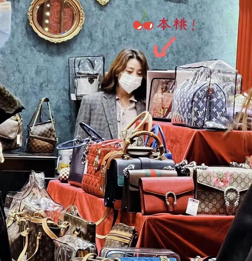 网友偶遇殷桃逛街,独自挑选二手包接地气,被赞身材火辣行事低调
