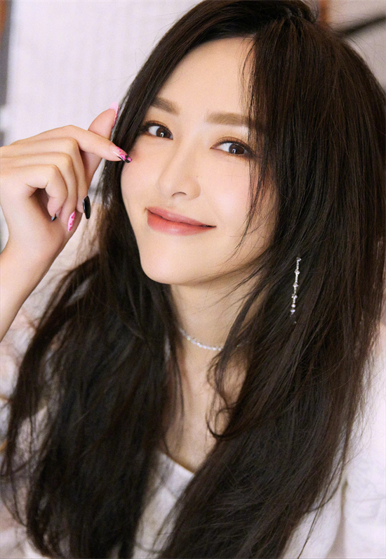 真友谊！唐嫣父亲带小小糖探望胡歌一家，胡歌曾整蛊唐嫣两年时间