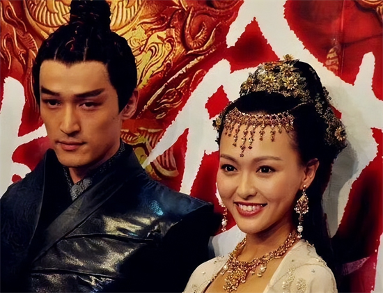 真友谊！唐嫣父亲带小小糖探望胡歌一家，胡歌曾整蛊唐嫣两年时间