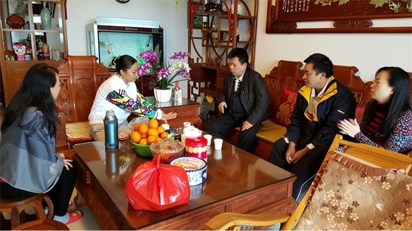 看老师带什么礼物合适(拜访恩师送什么礼物好)