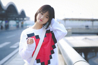 ​沈月的经纪人，因颜值高走红，又因怒怼网友败光好感