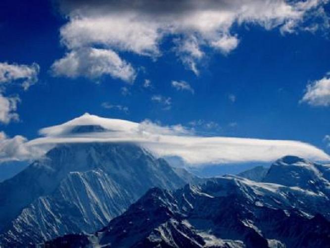 1、贡嘎山海拔高，环境复杂，空气稀薄。