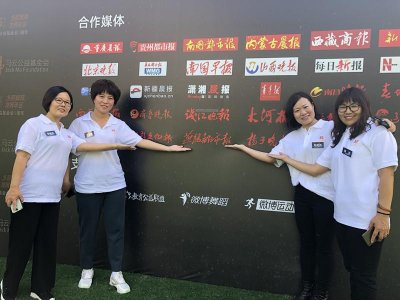 ​第五届马云乡村教师奖颁奖典礼昨晚举行 河北四名获奖者从马云手中接过奖杯