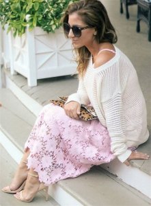 ​咖啡色裙子配什么颜色上衣好看（咖啡色裙子配什么上衣好看图片）