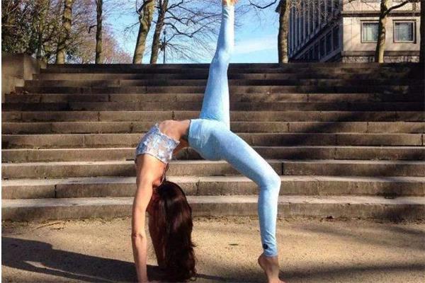 瑜伽轮式中头怎么离地 靠四肢力量 瑜伽轮式中头怎么离地 靠四肢力量