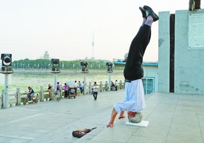 倒立能缓解头痛吗 倒立会导致头痛吗 倒立能缓解头痛吗 倒立会导致头痛吗