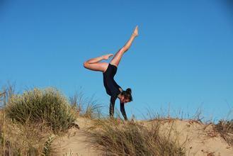 倒立能缓解头痛吗 倒立会导致头痛吗 倒立能缓解头痛吗 倒立会导致头痛吗
