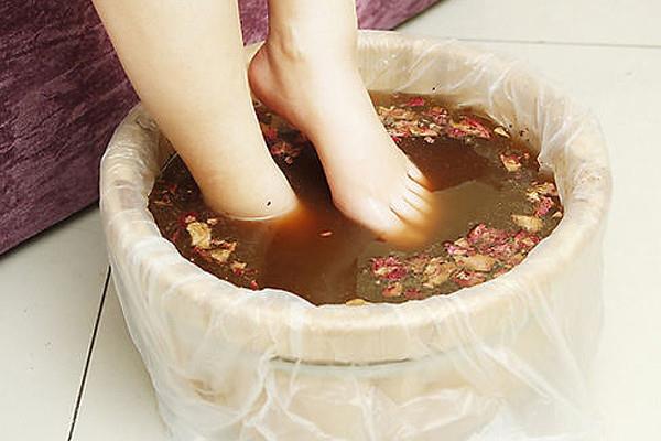 泡脚是早上好还是晚上好 泡脚是出汗好还是不出 泡脚是早上好还是晚上好 泡脚是出汗好还是不出