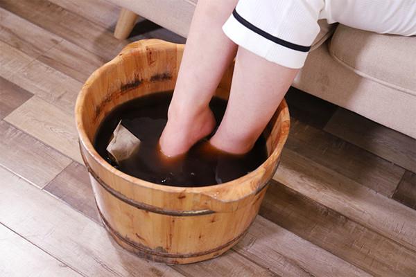 泡脚是早上好还是晚上好 泡脚是出汗好还是不出 泡脚是早上好还是晚上好 泡脚是出汗好还是不出