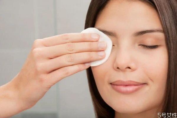 怎样判断防晒霜卸没卸干净 防晒霜可以用清水洗掉吗 怎样判断防晒霜卸没卸干净 防晒霜可以用清水洗掉吗