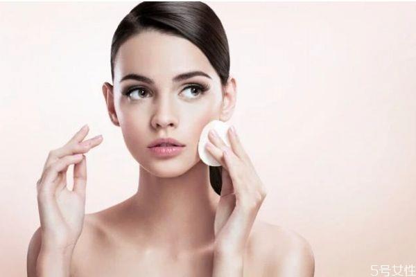 怎样判断防晒霜卸没卸干净 防晒霜可以用清水洗掉吗 怎样判断防晒霜卸没卸干净 防晒霜可以用清水洗掉吗