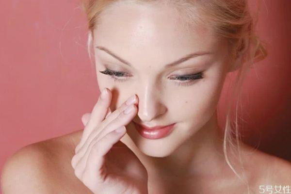 怎样判断防晒霜卸没卸干净 防晒霜可以用清水洗掉吗 怎样判断防晒霜卸没卸干净 防晒霜可以用清水洗掉吗