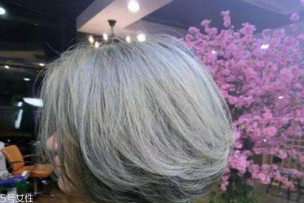 闷青色适合什么肤色 闷青色头发弄什么发型好看 闷青色适合什么肤色 闷青色头发弄什么发型好看