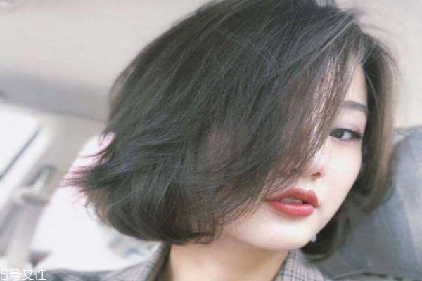 闷青色适合什么肤色 闷青色头发弄什么发型好看 闷青色适合什么肤色 闷青色头发弄什么发型好看