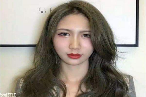 闷青色适合什么肤色 闷青色头发弄什么发型好看 闷青色适合什么肤色 闷青色头发弄什么发型好看