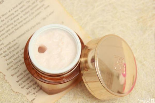 涂完水乳黏黏的正常吗 涂乳液脸上粘粘的怎么办 涂完水乳黏黏的正常吗 涂乳液脸上粘粘的怎么办