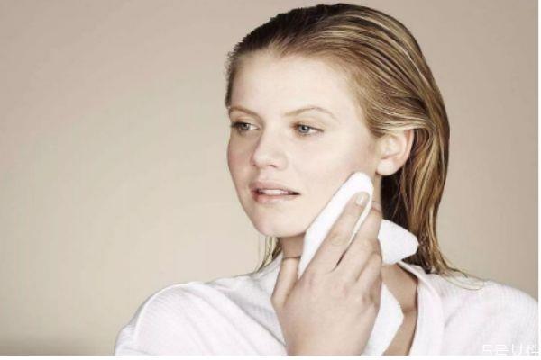 涂完水乳黏黏的正常吗 涂乳液脸上粘粘的怎么办 涂完水乳黏黏的正常吗 涂乳液脸上粘粘的怎么办