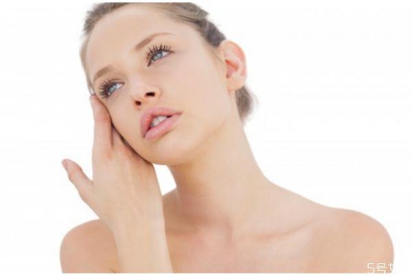 涂完水乳黏黏的正常吗 涂乳液脸上粘粘的怎么办 涂完水乳黏黏的正常吗 涂乳液脸上粘粘的怎么办