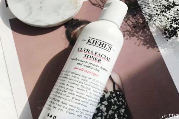 柔肤水可以直接用手吗 柔肤水用手涂还是化妆棉 柔肤水可以直接用手吗 柔肤水用手涂还是化妆棉