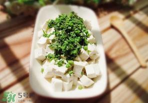 香椿拌豆腐可以隔夜吃吗?隔夜的香椿拌豆腐能吃吗? 香椿拌豆腐可以隔夜吃吗?隔夜的香椿拌豆腐能吃吗?