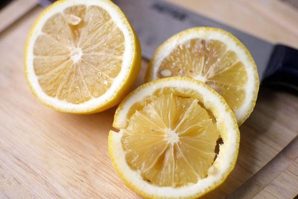 柠檬要不要去皮 柠檬要用盐水清洗吗 柠檬要不要去皮 柠檬要用盐水清洗吗