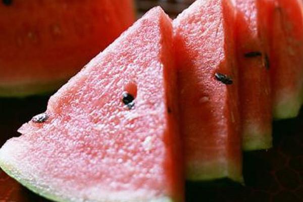 西瓜里面有白色的筋能吃吗 西瓜的作用 西瓜里面有白色的筋能吃吗 西瓜的作用