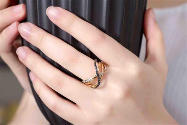 戴戒指有勒痕正常吗 戴戒指有勒痕危害大吗 戴戒指有勒痕正常吗 戴戒指有勒痕危害大吗