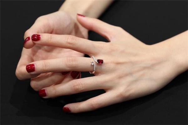 戴戒指有勒痕正常吗 戴戒指有勒痕危害大吗 戴戒指有勒痕正常吗 戴戒指有勒痕危害大吗