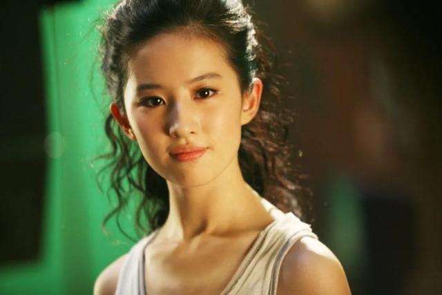 影视刘亦菲与彭冠英《玫瑰故事》吻戏暴光,甜蜜亲密引热议! 2