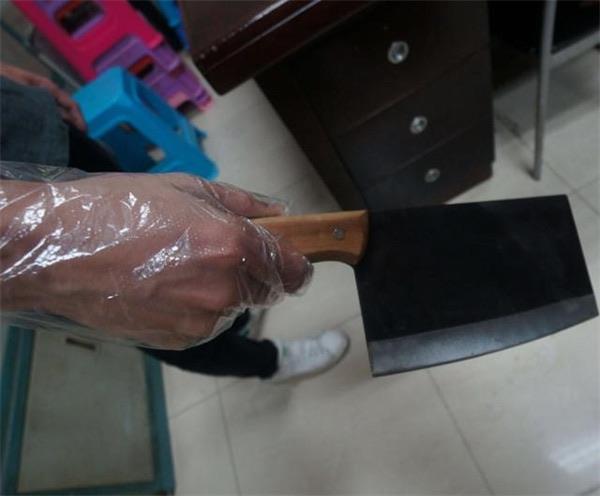 生活女子持菜刀被民警击伤后死亡 民警该负责吗 1