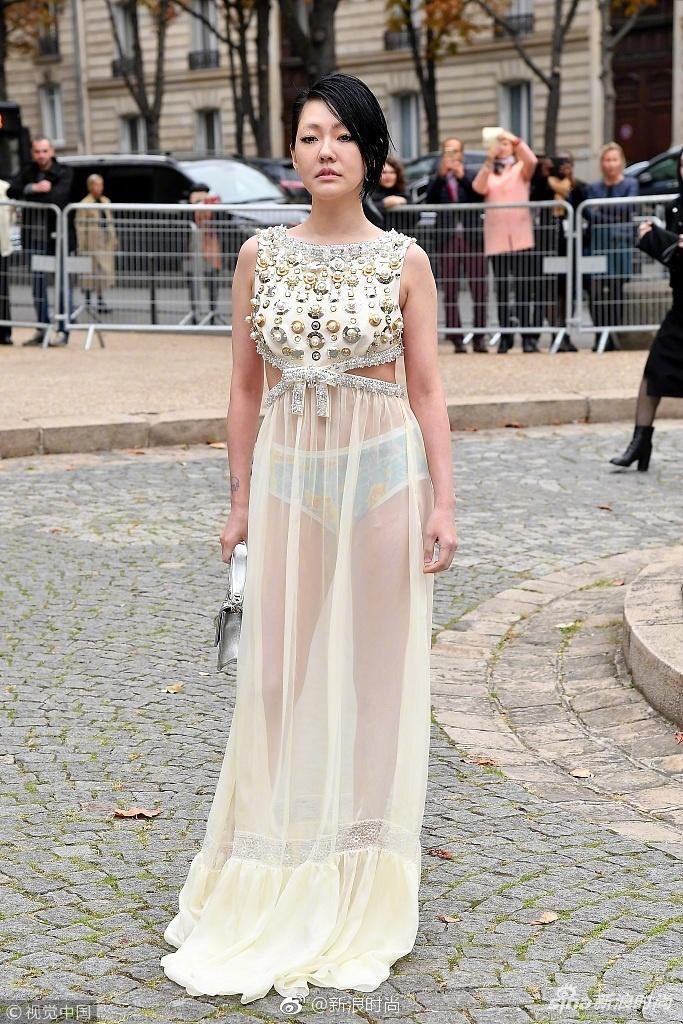 杨超越看秀少女感爆棚,小S露花内裤让人没眼看,老公没意见吗?