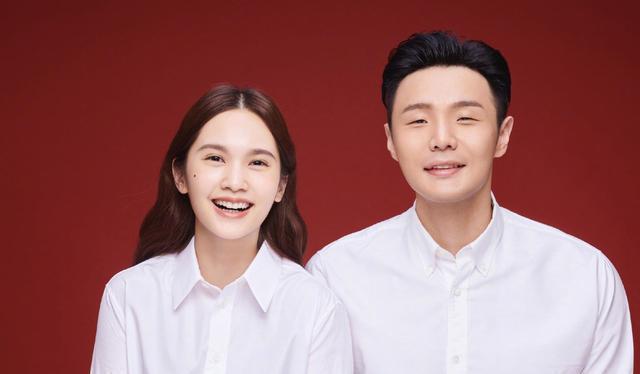 杨丞琳李荣浩官宣结婚照女方松口谈领证过程,闺蜜爆料婚宴细节