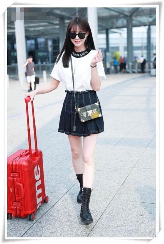 沈梦辰真敢穿, 40度高温还把马丁靴穿出来, 网友: 浓浓的臭脚丫味