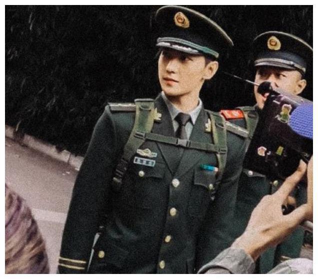 杨洋军装照流出,英姿飒爽颜值超高,却被旁边的男生抢镜了