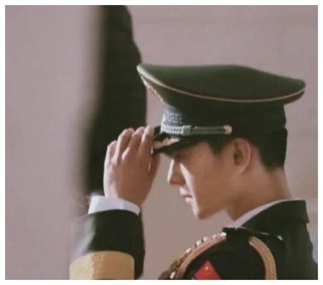 杨洋军装照流出,英姿飒爽颜值超高,却被旁边的男生抢镜了