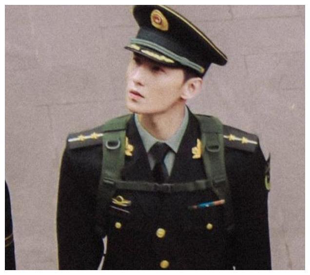 杨洋军装照流出,英姿飒爽颜值超高,却被旁边的男生抢镜了