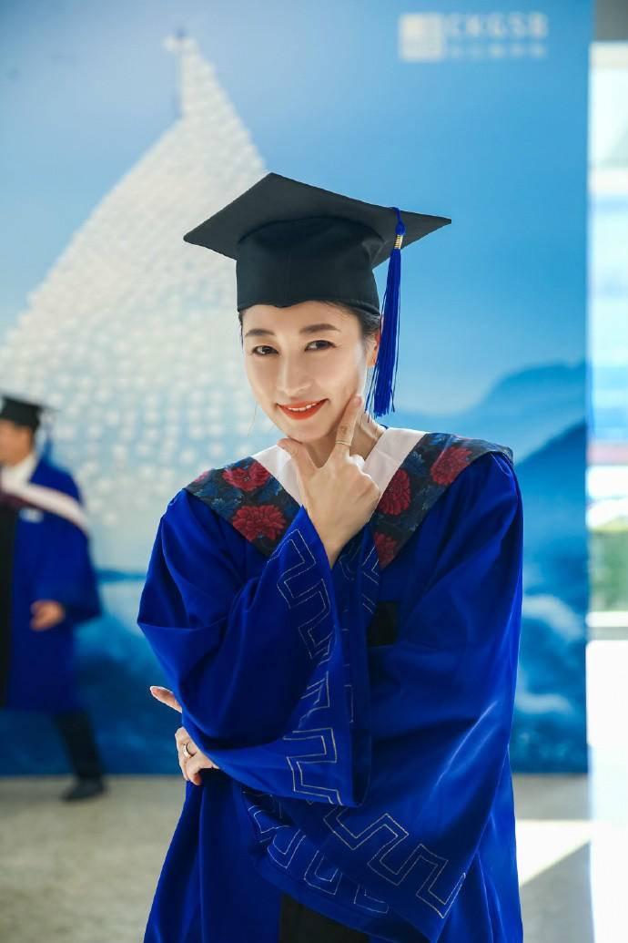 老公是马伊琍前男友,结婚10年才补办婚礼,47岁上节目引发热议