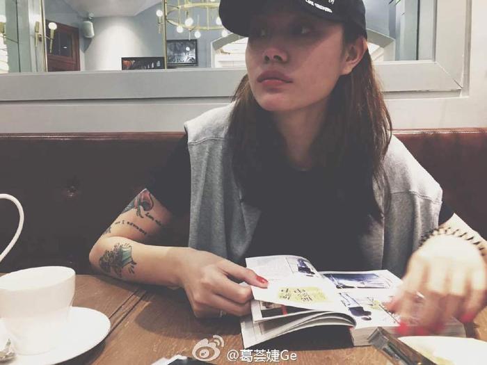 汪峰前妻葛荟婕近照,素颜依旧那么美,与闺蜜合影显温馨