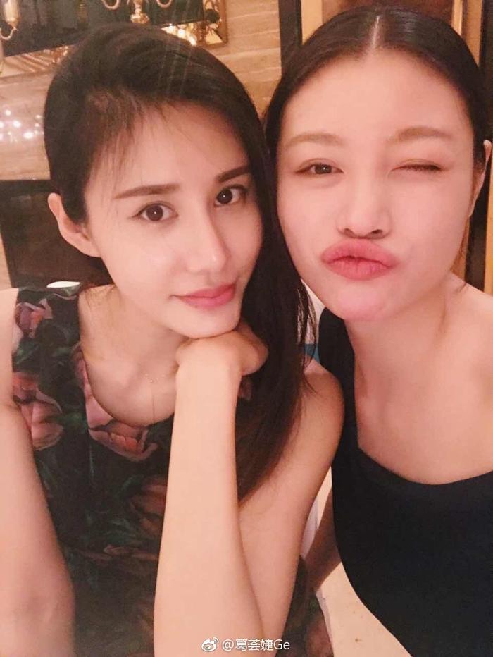 汪峰前妻葛荟婕近照,素颜依旧那么美,与闺蜜合影显温馨