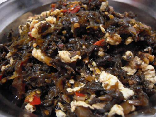 农村打雷下雨过后才出现的野菜,营养价值高!在城里有钱买不着