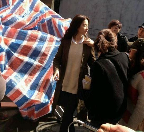 刘亦菲被路人抓拍素颜照 网友挑剔嘴巴不好看