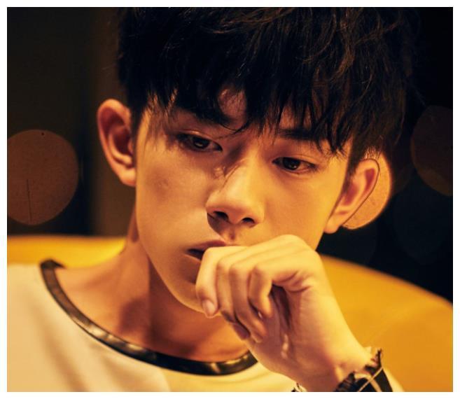 TFBOYS终于同框,合体录制VCR,易烊千玺的身高抢镜了