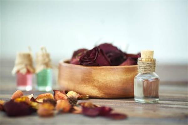 眼部精油和眼霜的顺序 眼部精油的使用方法 眼部精油和眼霜的顺序 眼部精油的使用方法