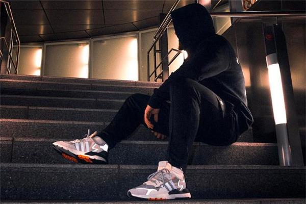 阿迪达斯nite jogger多少钱 全新3m反光跑鞋 阿迪达斯nite jogger多少钱 全新3m反光跑鞋