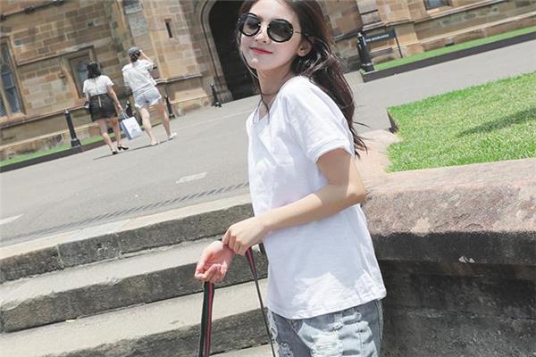 纯棉t恤能穿着睡觉吗 款式尽量宽松