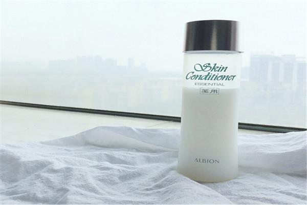 爽肤水是干嘛的 爽肤水是化妆水吗 爽肤水是干嘛的 爽肤水是化妆水吗