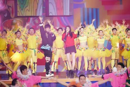 关晓彤172cm，大张伟175cm，两人同台合作，身高差露馅了