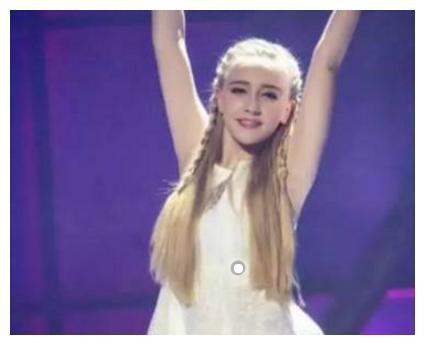 还记得四年前在爆红的丹麦女孩吗,网友却说女神已经长残了?