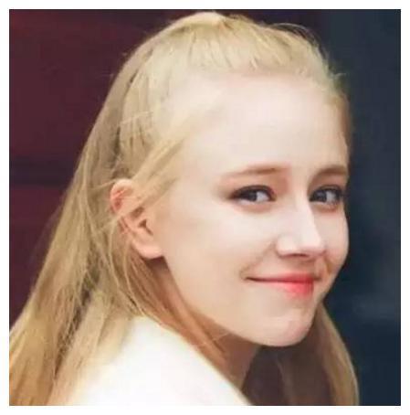 还记得四年前在爆红的丹麦女孩吗,网友却说女神已经长残了?